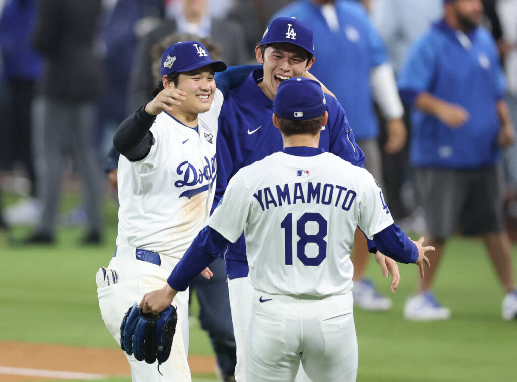 山本由伸、延長１９回の緊急登板に備えてブルペン準備もサヨナラ決着に安堵 駆け寄った大谷、佐々木らと抱き合って歓喜 - Yahoo!ニュース