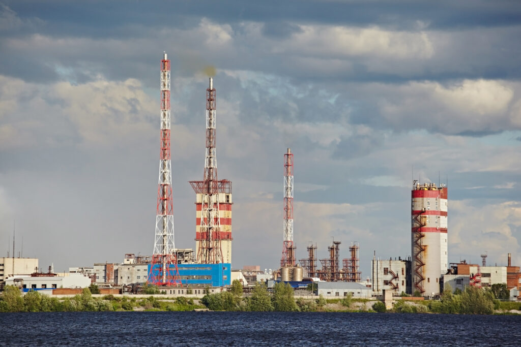 ロシア製油所へのドローン攻撃と新たな制裁、ガソリン価格で追い込む新たな作戦か、２つの背景と効果（Wedge（ウェッジ）） - Yahoo!ニュース