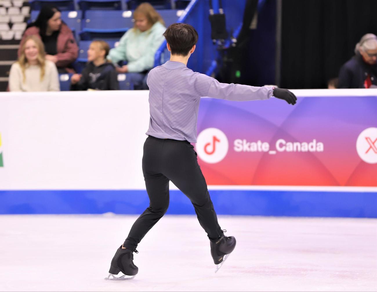 GPシリーズ第3戦スケートカナダ　公式練習の最後にコンパルソリーをする友野（撮影・藤塚大輔）