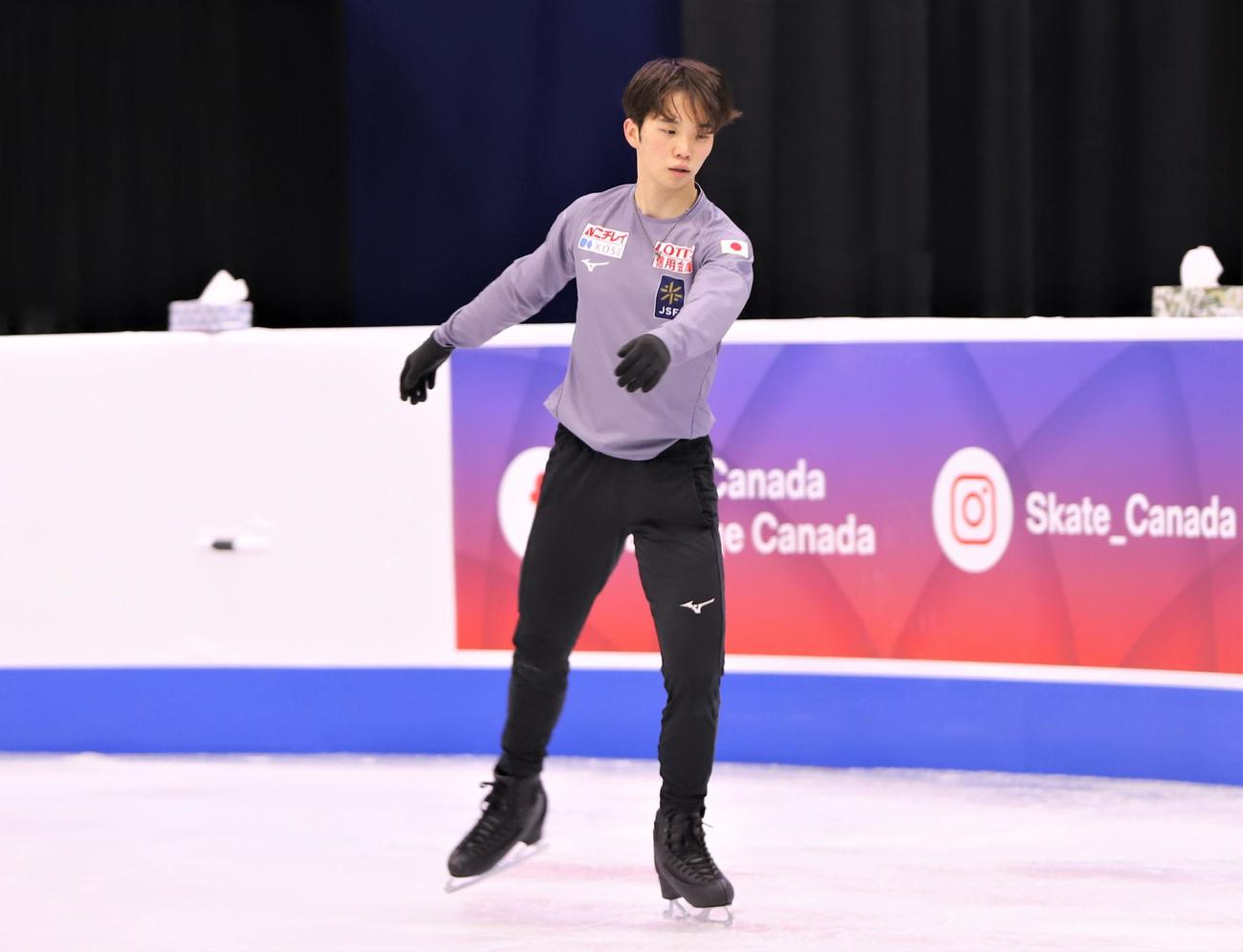 GPシリーズ第3戦スケートカナダ　公式練習の最後にコンパルソリーをする友野（撮影・藤塚大輔）