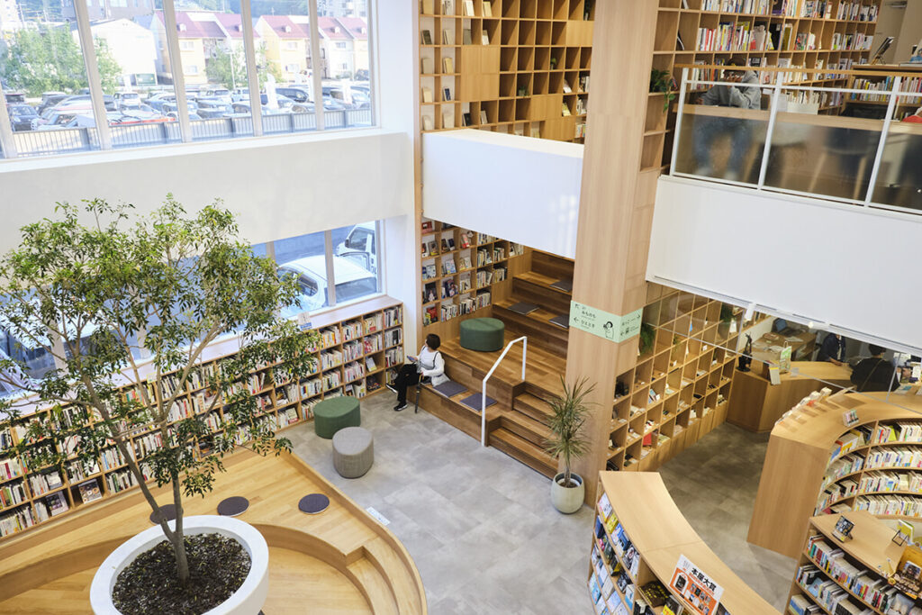 真夜中の書店探索も! 山口・下関「ねをはす ホテル ブック&カフェ」で本の沼に落ちる。|Culture|madameFIGARO.jp(フィガロジャポン) 真夜中の書店探索も! 山口・下関「ねをはす ホテル ブック&カフェ」で本の沼に落ちる。|Culture|madameFIGARO.jp(フィガロジャポン)