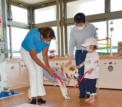 和歌山県立医大附属病院　長期入院の子ら 犬とふれあい | ニュース和歌山