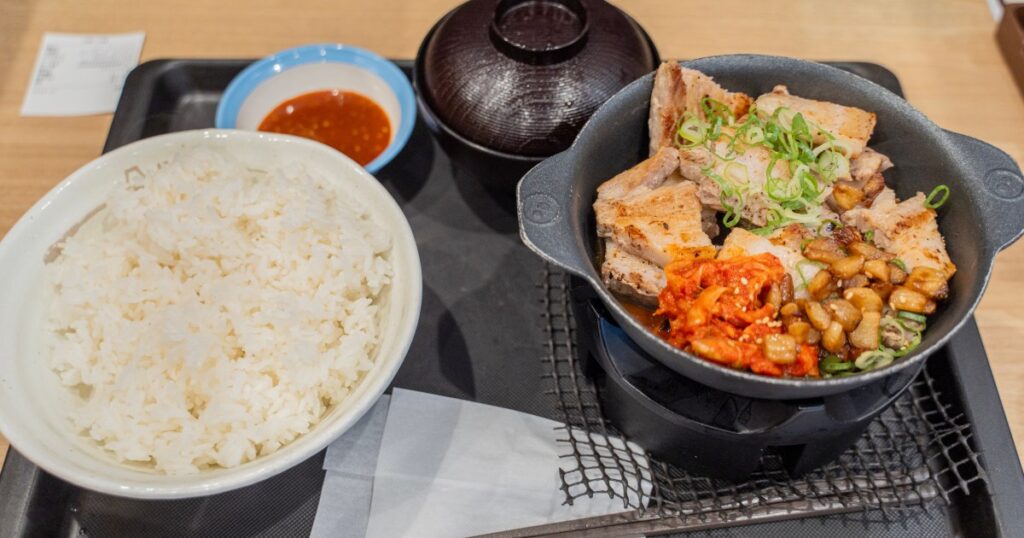【松屋】店舗限定「サムギョプサル風極厚豚カルビ焼肉」はこの世で一番信頼できるウマさ / ライスをブッこむのが松屋の最新のスタイルか - ロケットニュース24