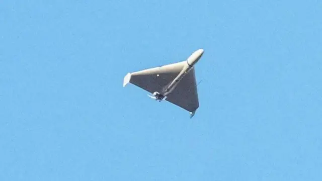 白いロシア製ドローンが上空を飛んでいる