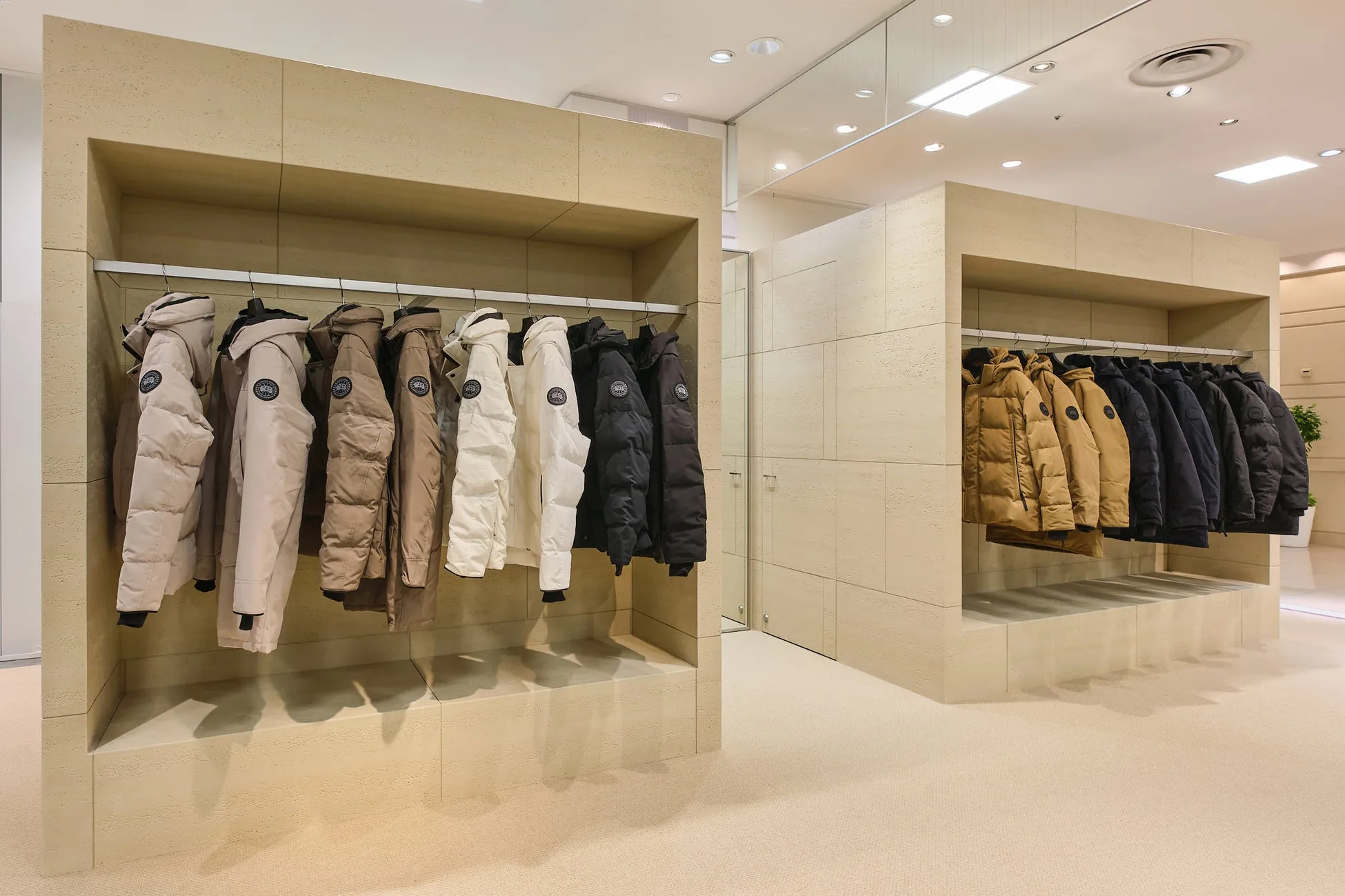 店内にある、カナダグースのダウンジャケットが並んだ様子。