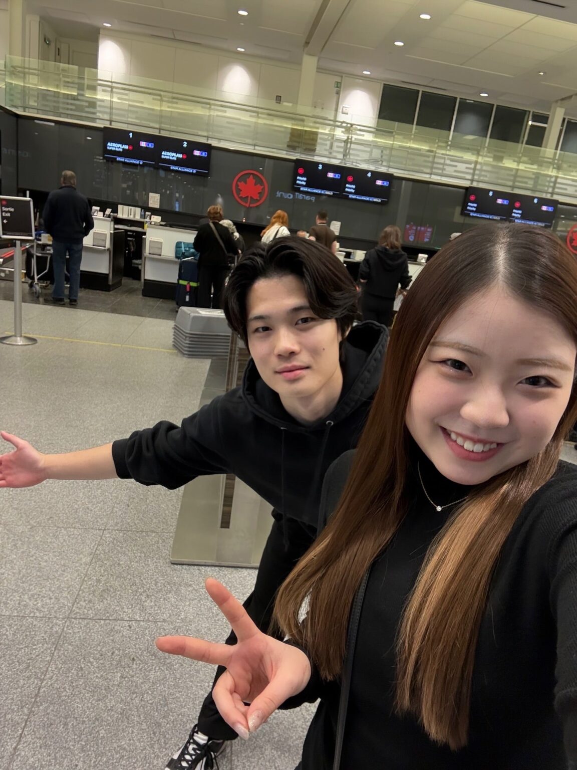 紀平梨花＆西山真瑚ペア、帰国！笑顔で「予選会頑張ります」新たな挑戦へ再始動 | 話題の投稿 | スポーツブル (スポブル)