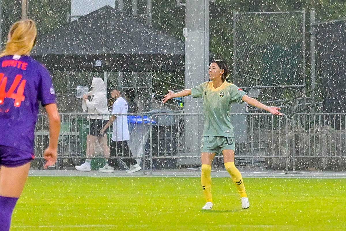 後半から激しい雨となったカルガリー・ワイルドFC戦。2025年9月6日、スワンガードスタジアム。撮影　斉藤光一／日加トゥデイ