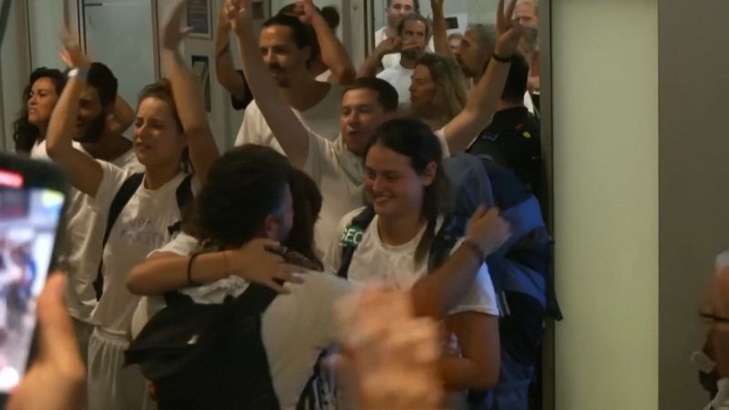 イスラエルに拘束、ガザ支援船団参加の活動家らがスペインへ歓喜の帰還 - CNN.co.jp