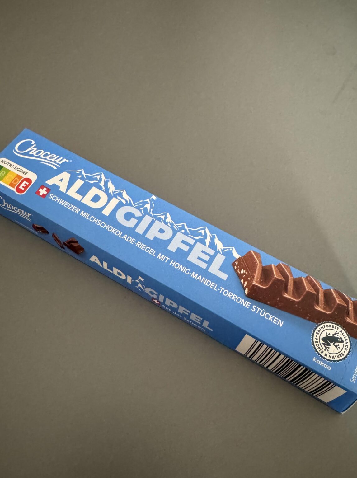 これがスイスで売られているのを見たことがある人はいますか？トブラローネですら、パッケージにスイス国旗を使用することはできなかった。
