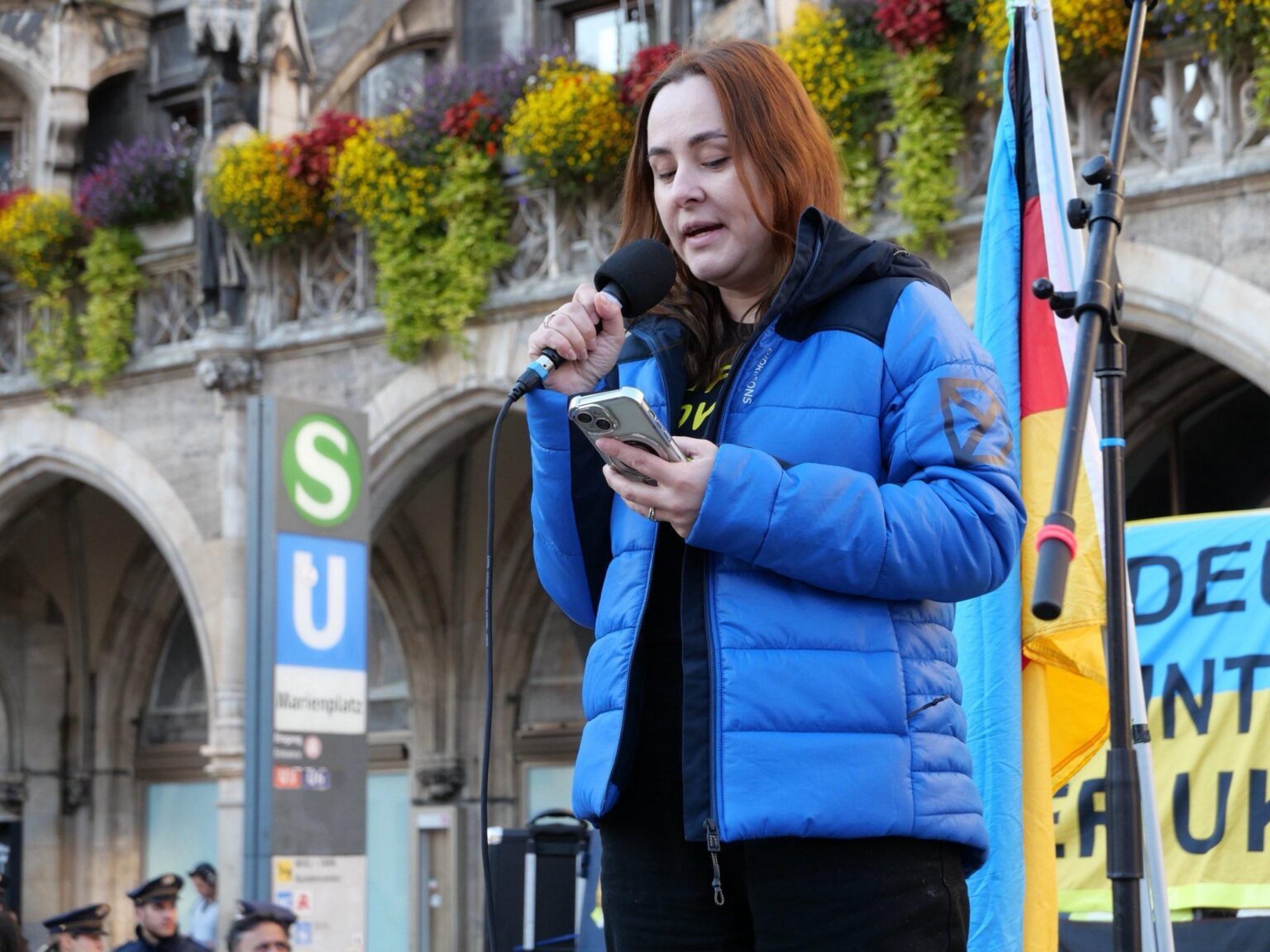 Alina Sarnatska：ちょうど昨日、誰かが戦争についてあまり話すように私に言った。彼らは、ドイツ人がそれにうんざりしていると言った。しかし、昨夜、ロシアのドローンはミュンヘン空港を飛びました。だから私はあなたに尋ねます：あなたは今日戦争について話すことは受け入れられると思いますか？
