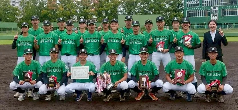 岡山理科大学野球部がトロフィーを掲げる集合写真
