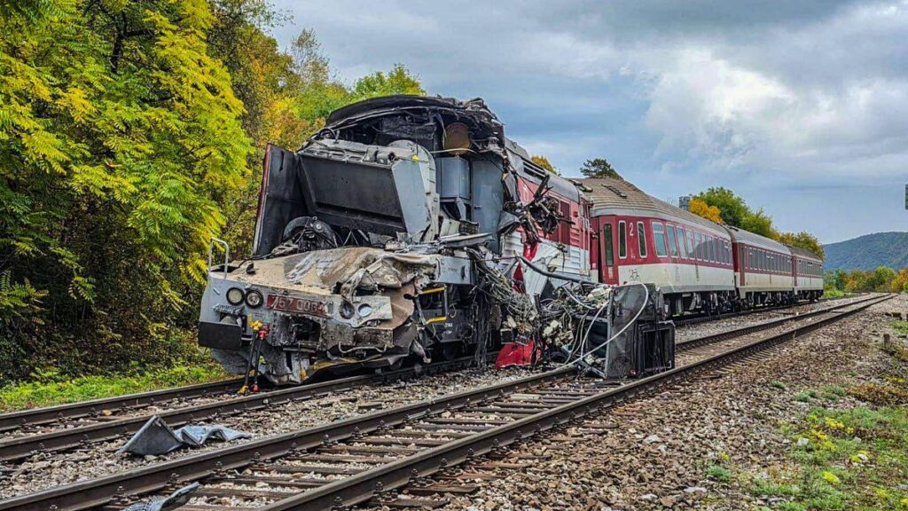 スロバキアで特急列車２台が衝突、負傷者は１００人以上