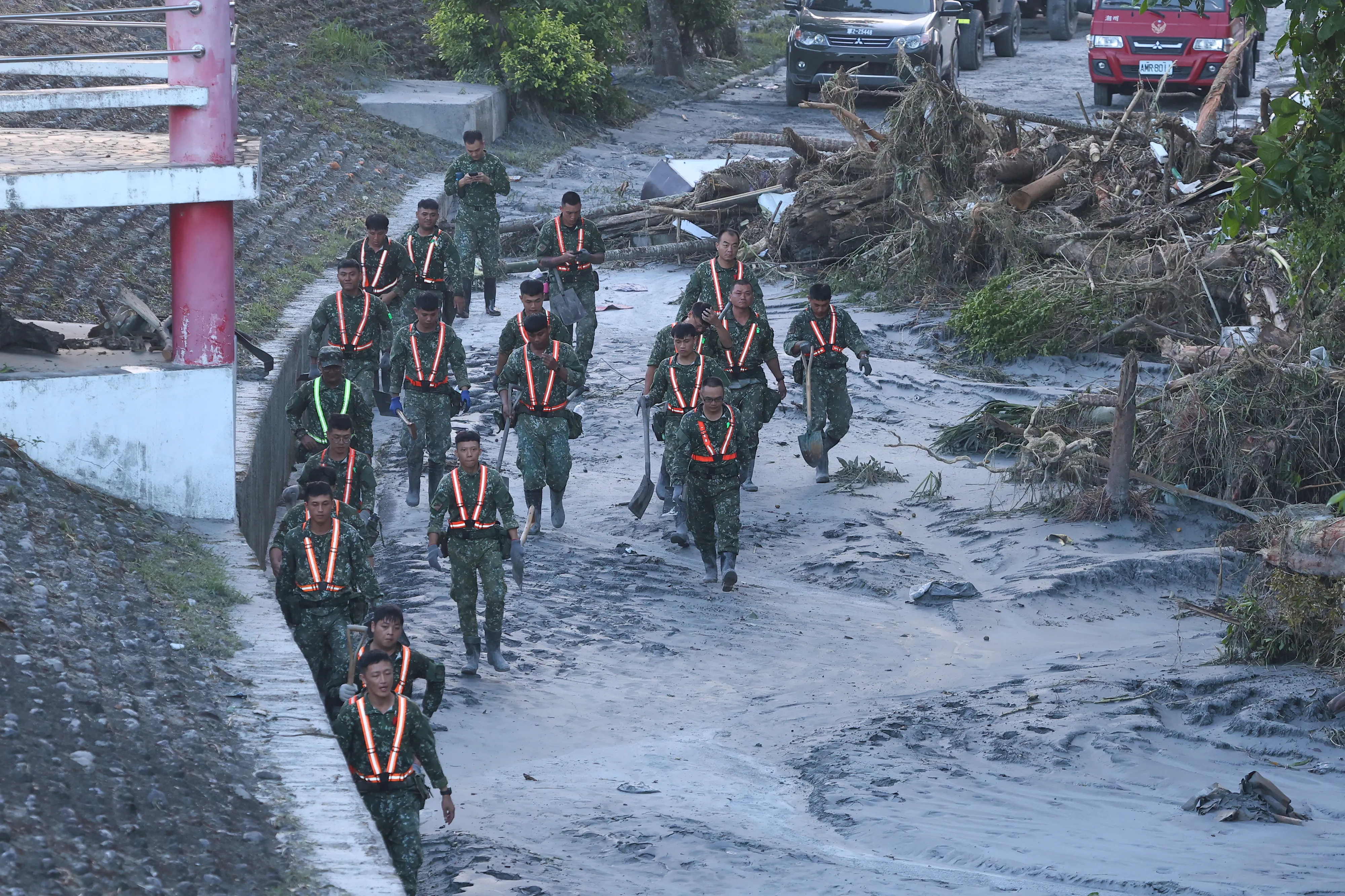 20250925-馬太鞍溪堰塞湖潰壊、山の洪水により光復郷市区内に流れ込み、9月25日に国軍が捜索活動を行っていた。(顏麟宇撮影)