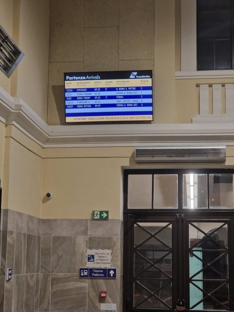 一方、首都のポドゥジャネ駅は予定より早くユーロ圏に加盟し、イタリアの鉄道時刻表の表示を開始した