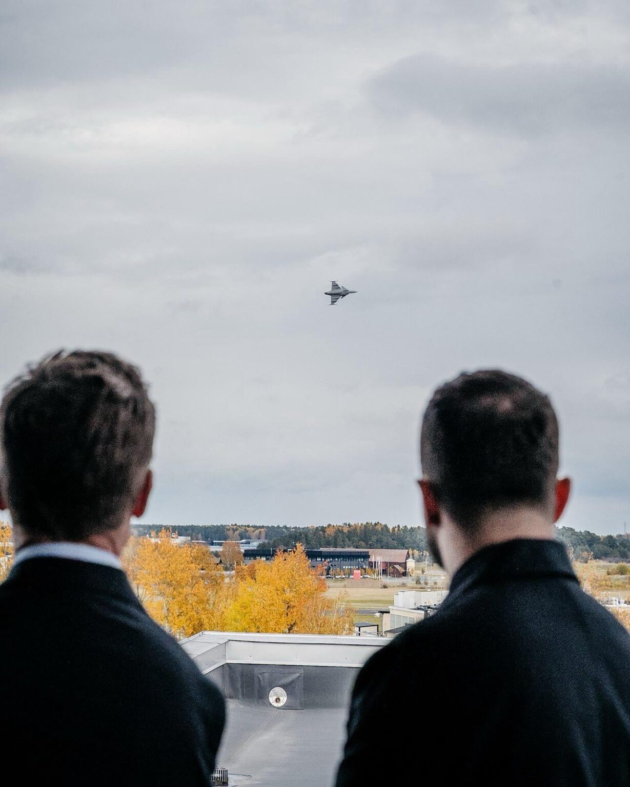 ストックホルム上空でスウェーデン空軍のサーブ JAS 39 グリペン多目的戦闘機を観察するスウェーデンのウルフ・クリスターソン首相とウクライナのヴォロディミル・ゼレンスキー大統領。 [1280 x 1600]