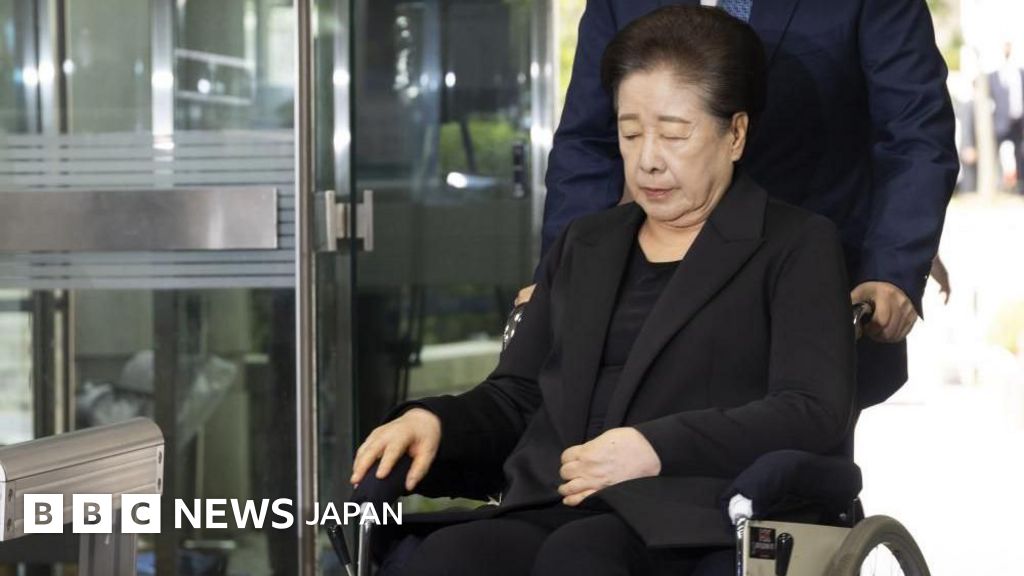 韓国当局、旧統一教会の韓鶴子総裁を逮捕　前大統領夫人に金品供与の疑い - BBCニュース