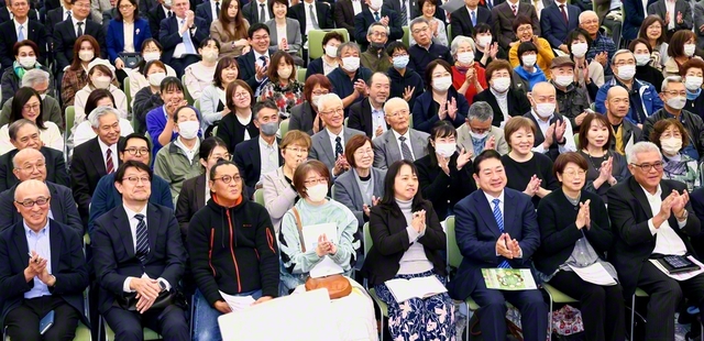 教育への情熱あふれる発表に耳を傾ける参加者（同）