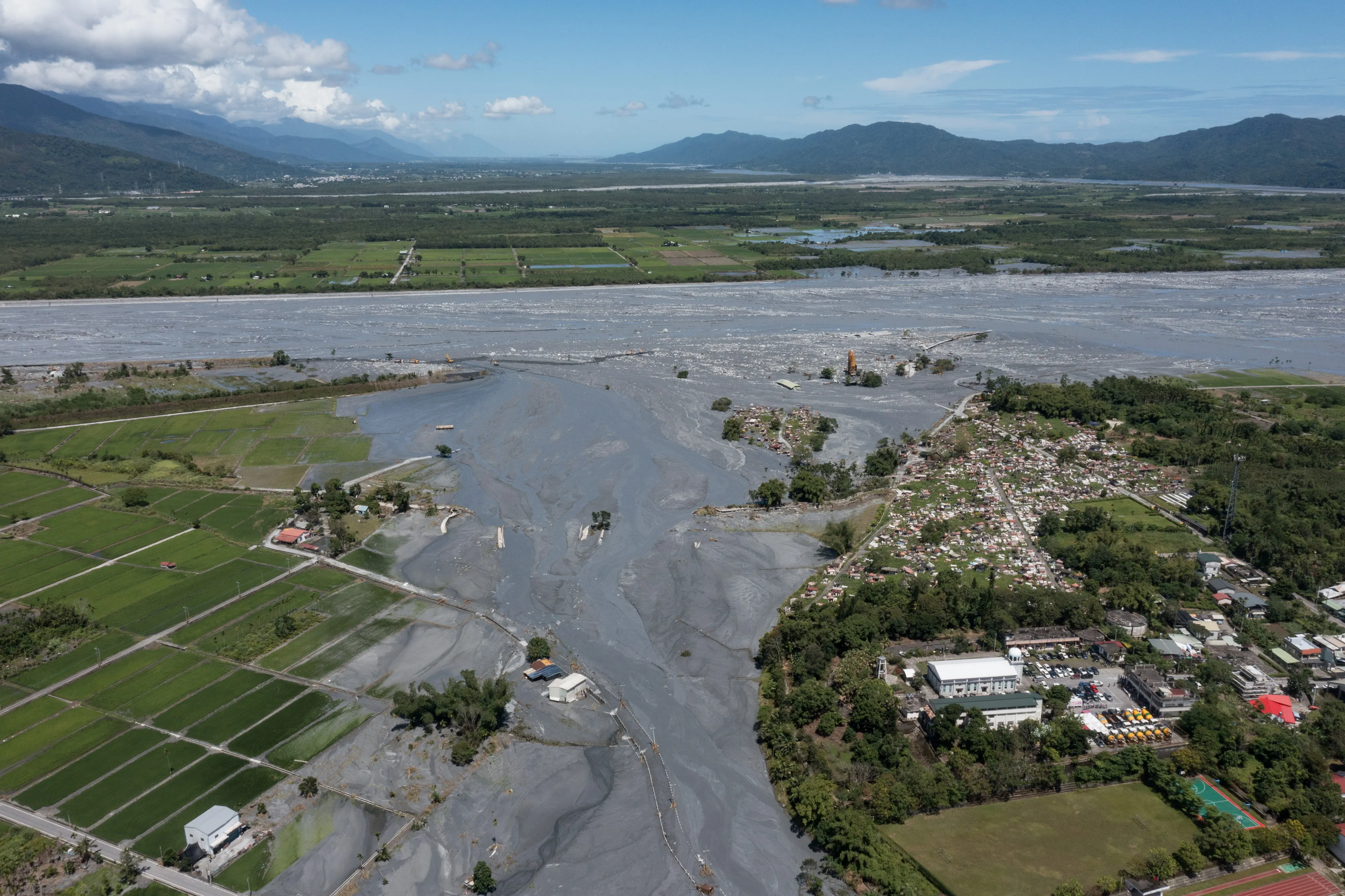 20250925-馬太鞍溪堰塞湖潰壊により光復郷市区へ山洪が流れ込み、重大な損害を引き起こした。(顏麟宇撮影)