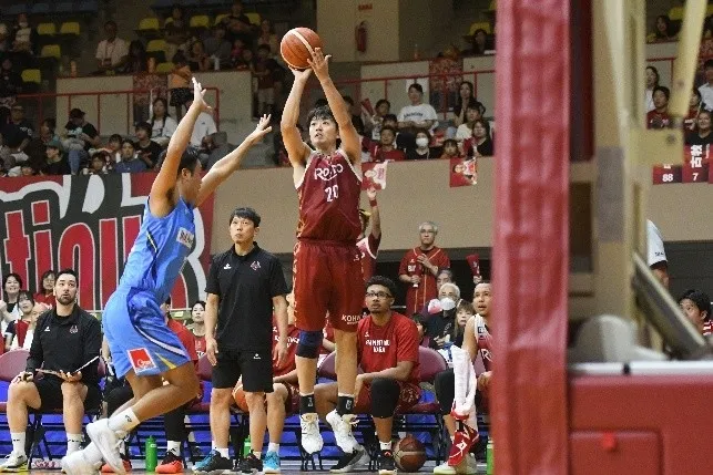 バスケットボールの試合の様子。選手がシュートを打とうとしている。