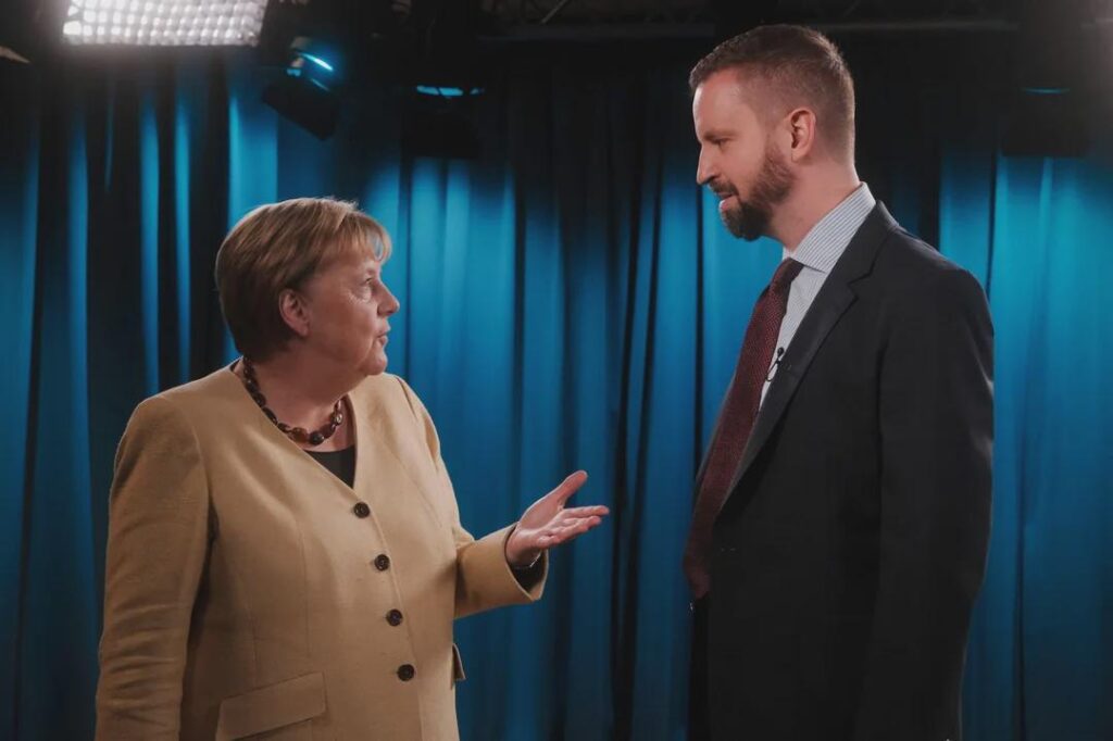 元ドイツのアンジェラ・メルケル首相は、最も人気のある政治ハンガリーのYouTubeチャンネルであるPartizánにインタビューを行いました。パルチザンはハンガリーで最も影響力のある野党メディアグループであるため、マジャールがオルバンの挑戦者にならなかったので、