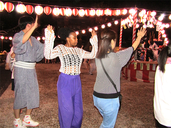 盆踊りの様子