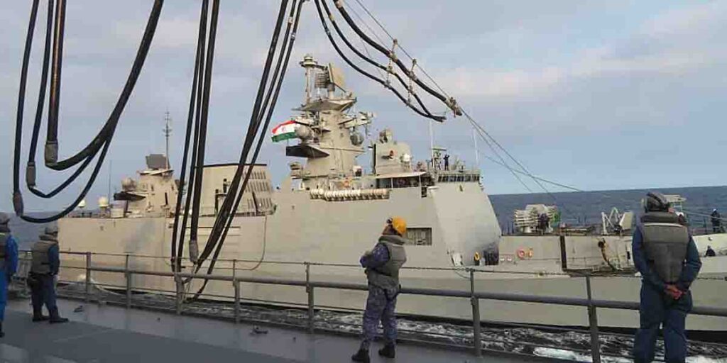 護衛艦あさひ、補給艦おうみ、九州西方海域でインド海軍フリゲート「サヒヤードリ」と共同訓練「JAIMEX25」実施 | フネコ - Funeco