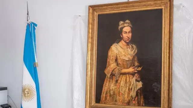 第2次世界大戦時にナチス・ドイツによって略奪されたイタリア人画家ジュゼッペ・ギスランディ氏の作品「婦人の肖像」。アルゼンチン当局によって回収された後、アルゼンチンのマル・デル・プラタでの記者会見で公開された。絵画の隣にはアルゼンチン国旗が置かれている