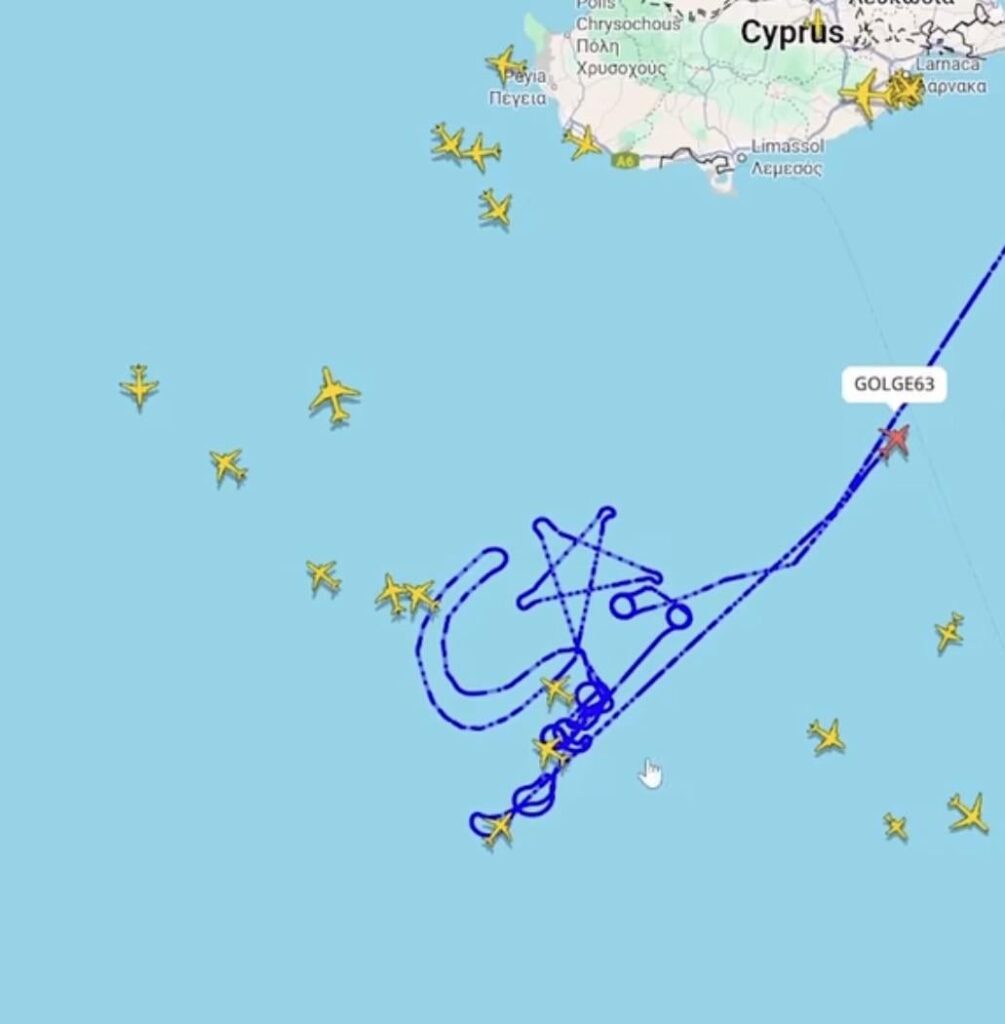 トルコの無人航空機がキプロス南にトルコ国旗を描く（飛行経路跡を使用）