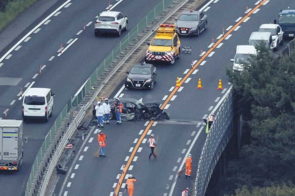 中央自動車道で大型トラックなど3台が絡む事故 上り線の多治見IC－土岐JCT間が4時間通行止め - 中日新聞Web
