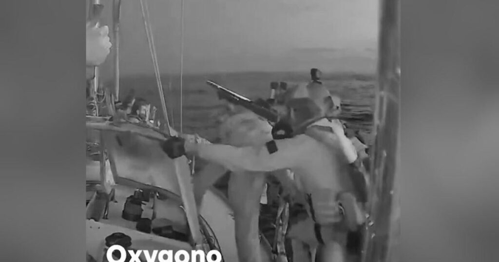 ガザ：イスラエル軍はギリシャの船でresalto-「これらのビデオを見れば、ギリシャの合計6隻の船を誘nしました。