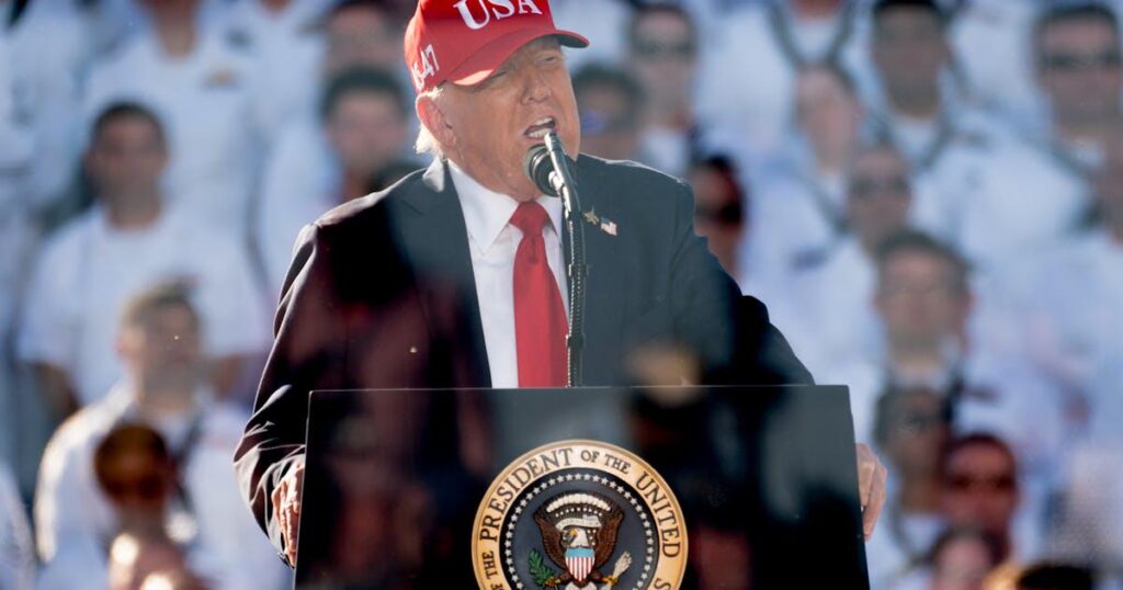 トランプは海軍に国の半分を敵と見なすように言います