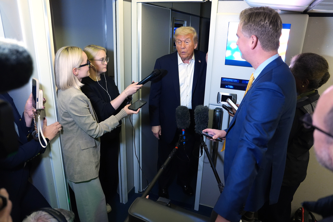 記者団の取材を受けるドナルド・トランプ氏