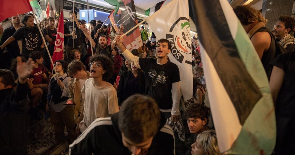 ガザ支援船団の拿捕に欧州各地で抗議の動き。イタリア最大の労組はスト発表「非武装の人々に対する犯罪」 | ハフポスト WORLD