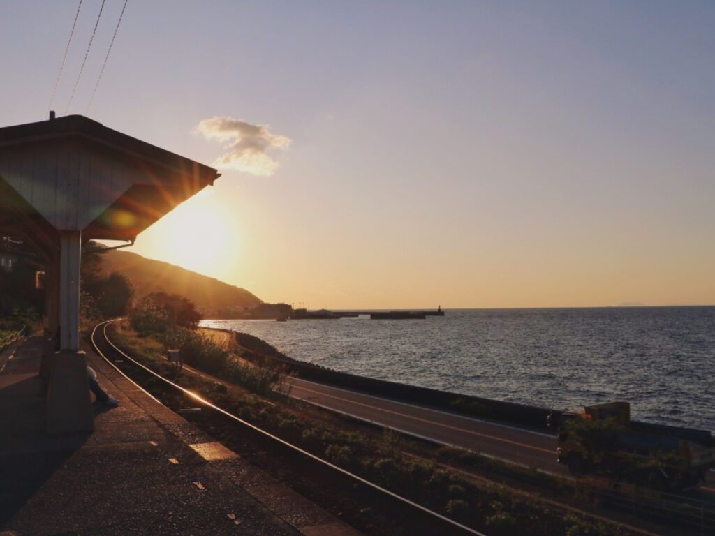 秋に行きたい「愛媛県の絶景ドライブスポット」ランキング！ 2位「下灘駅周辺ルート」、1位は？【2025年調査】 - All About ニュース
