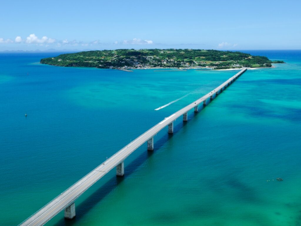 秋に行きたい「沖縄県の絶景ドライブスポット」ランキング！3位「古宇利大橋周辺ルート」、同率1位は？【2025年調査】 - All About ニュース