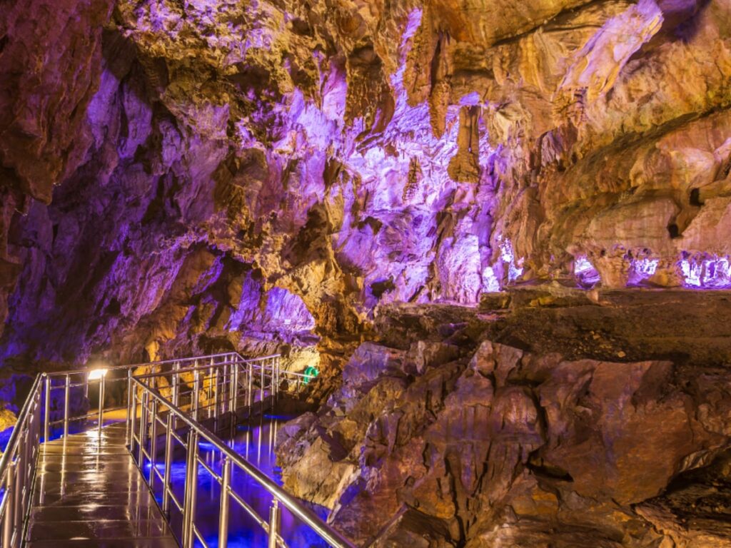 秋に行きたい「岐阜県の穴場秘境」ランキング！ 2位「飛騨大鍾乳洞」、1位は？ 【2025年調査】 - All About ニュース