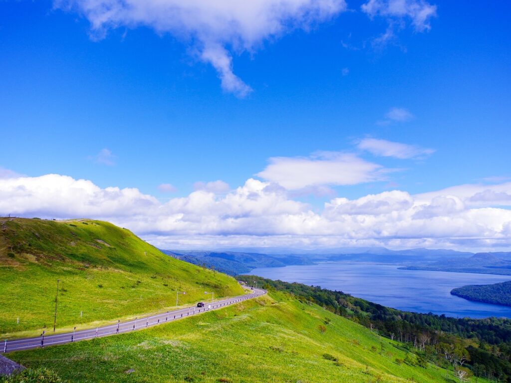 秋に行きたい「北海道の絶景ドライブスポット」ランキング！ 2位「摩周湖・屈斜路湖パノラマドライブ」を抑えた1位は？ - All About ニュース