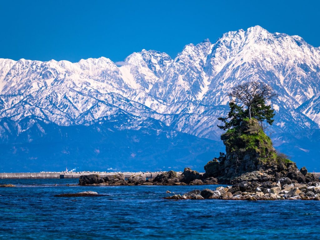 秋に行きたいと思う「富山県の絶景スポット」ランキング! 2位「雨晴海岸」、1位は? 【2025年調査】 – All About ニュース 秋に行きたいと思う「富山県の絶景スポット」ランキング! 2位「雨晴海岸」、1位は? 【2025年調査】 - All About ニュース