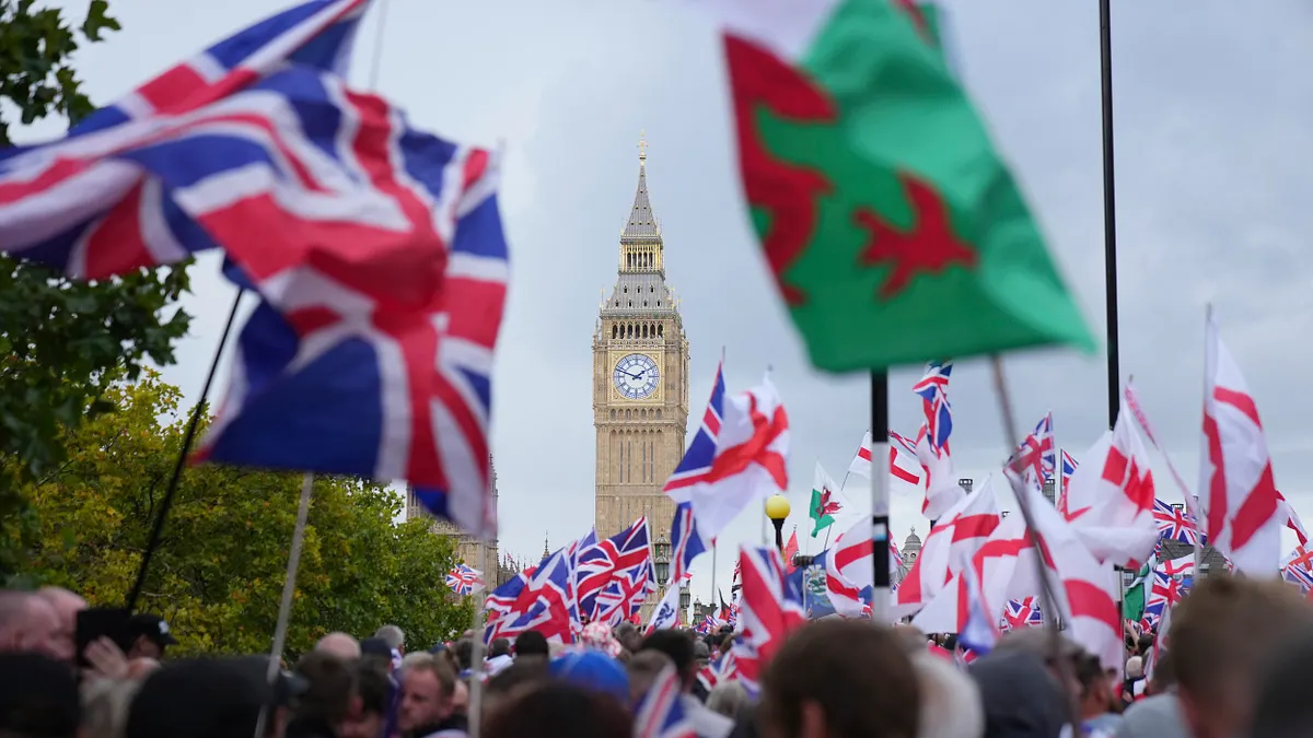 イギリス議会で最近、イギリス議会スパイ事件に関連する一連の波紋が起きており、政界で大きな注目を集めている。「デイリー・テレグラフ」の報道によると、下院議長リンゼイ・ホイルは欧州議会の経験を参考に、中国市民に対しより厳格な議会議事堂の通行制限を実施することを検討している。(AP通信) イギリス議会で最近、イギリス議会スパイ事件に関連する一連の波紋が起きており、政界で大きな注目を集めている。「デイリー・テレグラフ」の報道によると、下院議長リンゼイ・ホイルは欧州議会の経験を参考に、中国市民に対しより厳格な議会議事堂の通行制限を実施することを検討している。(AP通信)