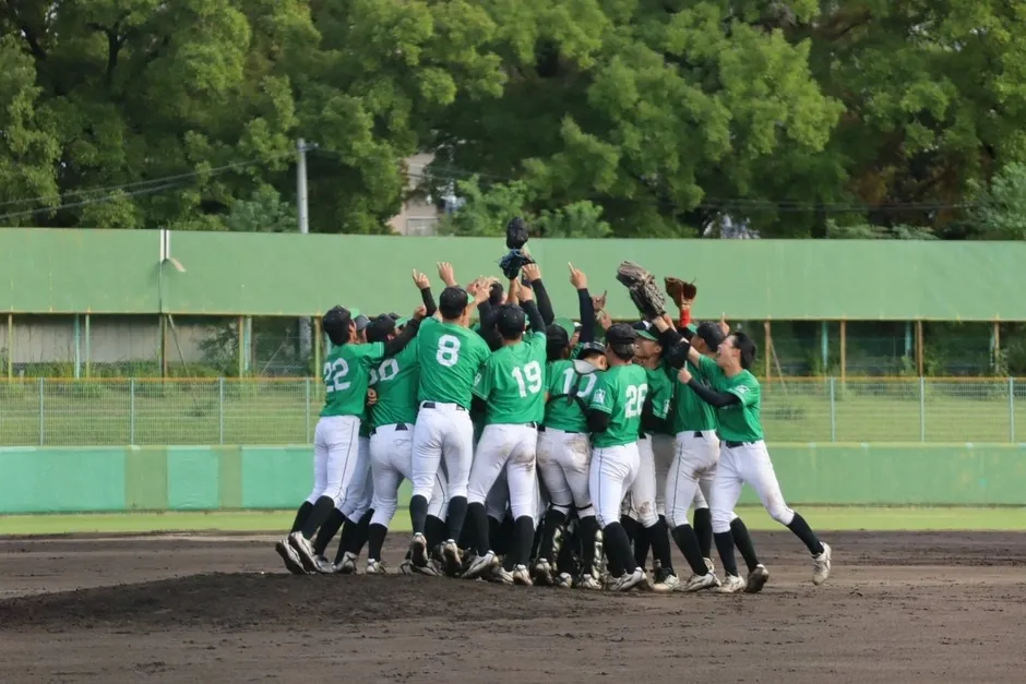 勝利を祝う岡山理科大学野球部の選手たち