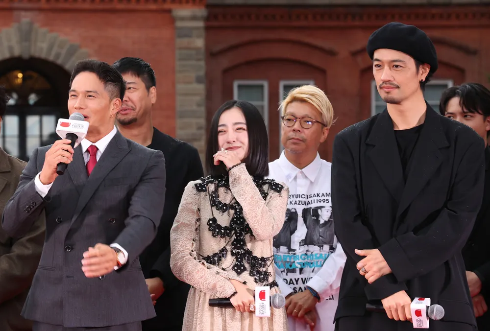 【写真8枚】北海道フービーフェス開幕 市原隼人さん、斉藤工さん、大泉洋さん… 豪華俳優・監督、赤れんが庁舎前に：北海道新聞デジタル - 北海道新聞デジタル