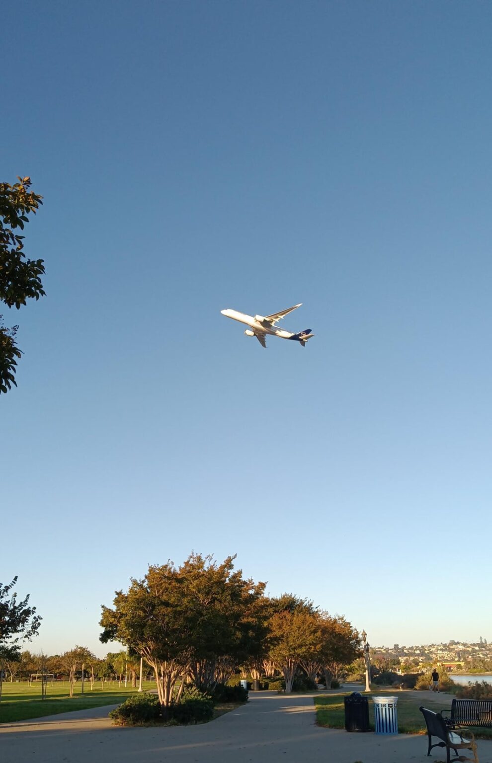 今日の午後、サンディエゴ国際空港を離陸するルフトハンザドイツ航空の飛行機 (2025 年 10 月 20 日)