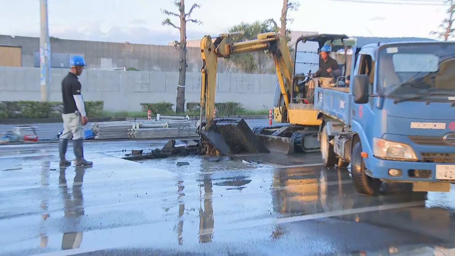 県道さぬき浜街道で漏水、陥没も 現場周辺を通行止めに 水道管が老朽化し穴が開いたか 高松市福岡町 | KSBニュース | KSB瀬戸内海放送 県道さぬき浜街道で漏水、陥没も 現場周辺を通行止めに 水道管が老朽化し穴が開いたか 高松市福岡町 | KSBニュース | KSB瀬戸内海放送