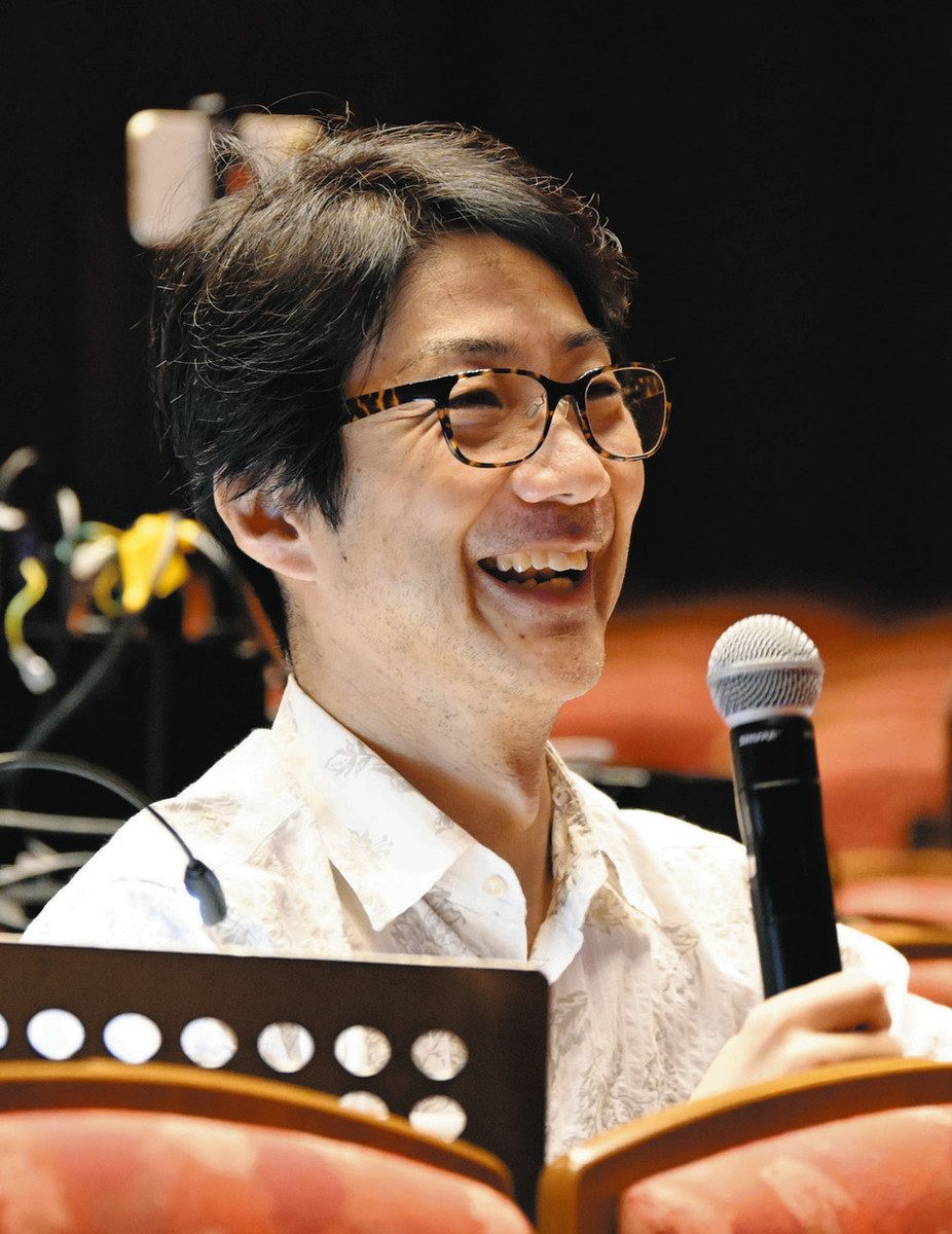 「鷹姫とオーケストラ」のリハーサルに臨む野村萬斎さん＝金沢市の県立音楽堂で