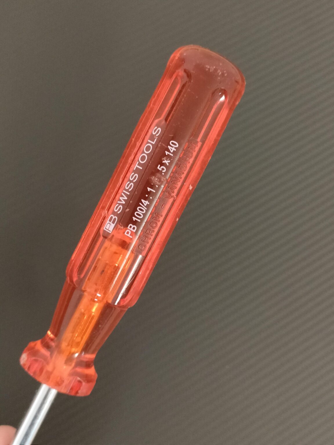 このドライバーは臭いです