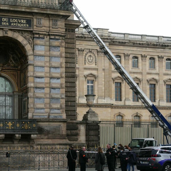 強盗団が白昼堂々とルーヴル美術館からフランス王冠の宝飾品を強奪 - FashionNetwork 日本