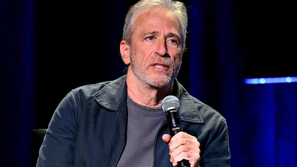 ジョン・スチュワート、パラマウントとスカイダンスの合併のさなか『デイリー・ショー』に「残留することに取り組んでいる」と語る：「自分のやるべきことに妥協せず、辞めろと言われるまでやり続ける」