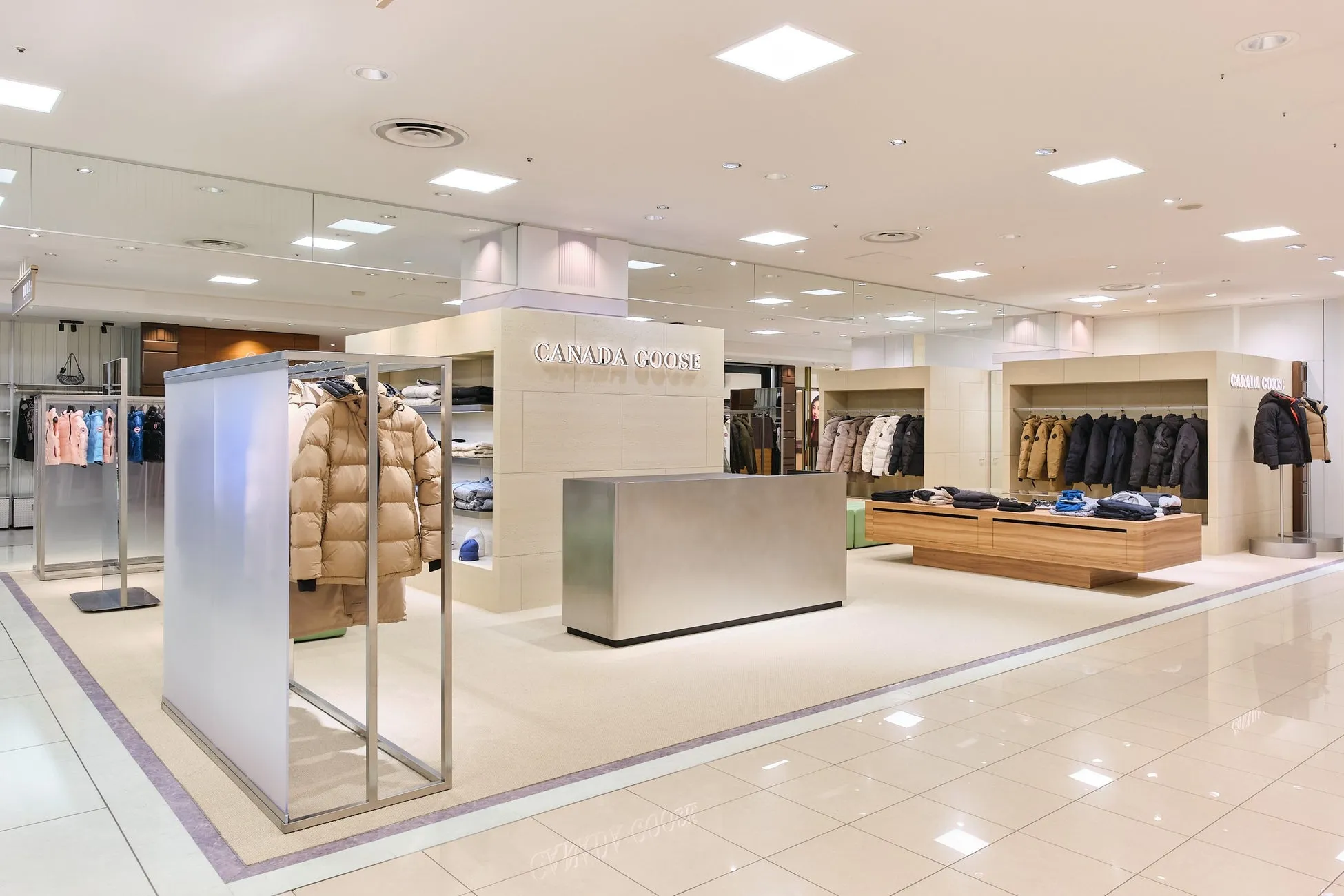 カナダグースの店舗の様子。ダウンジャケットなどのアパレル商品が並べられ、洗練された内装が特徴的。