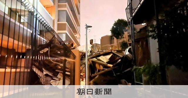 東京・杉並で住宅倒壊、隣接マンション敷地になだれ込み けが人なし