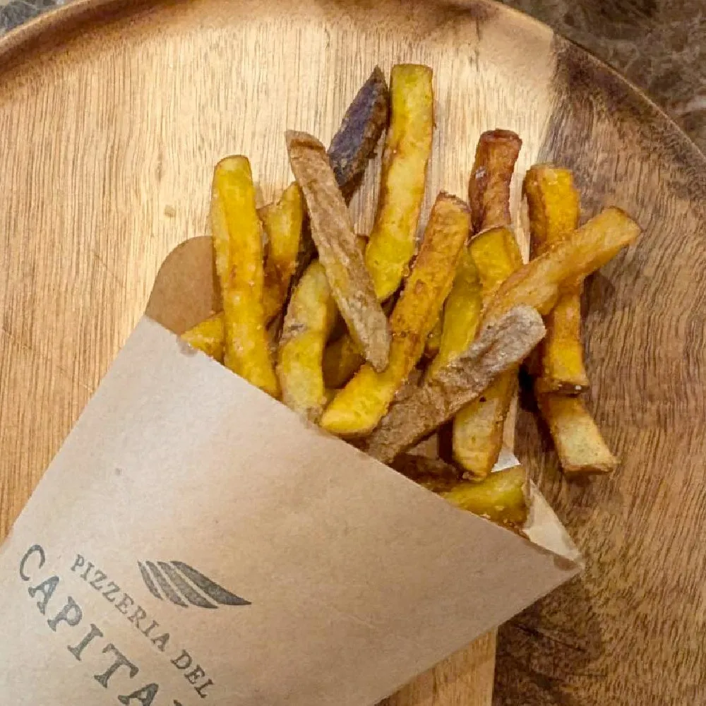 紙袋に入ったフライドポテト